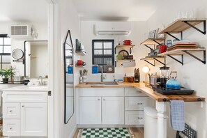 Réfrigérateur, micro-ondes, plaque de cuisson, grille-pain
