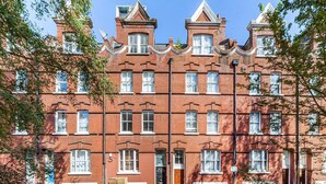 A red brick row house with multiple windows and a front door. - Chic One Bed City Flat (London)