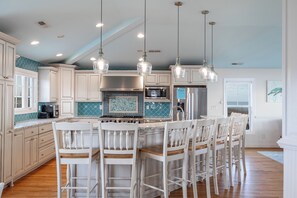 Kylskåp, mikrovågsugn, ugn och diskmaskin