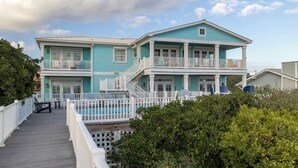 Ein zweistöckiges Haus mit Balkon und Pool.