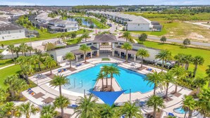 Ein Resort mit einem zentralen Pool, mehreren Villen und üppiger Bepflanzung.