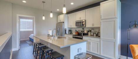 Refrigerador, microondas, horno, placa de cocina