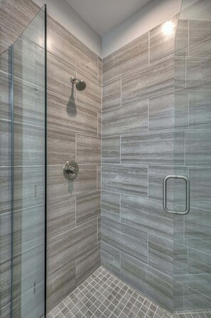 Shower, hair dryer, towels, shampoo - Bless Your Heart - Balcony Skyline Views (Nashville)