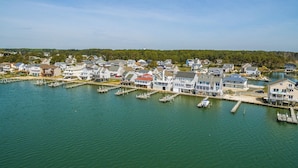 Zona residencial costera con casas a lo largo de un puerto deportivo.