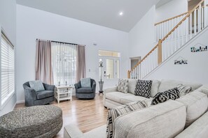 Smart TV, fireplace - Casa del Sol in Captain's Cove Golf & Yacht Club! (Greenbackville)