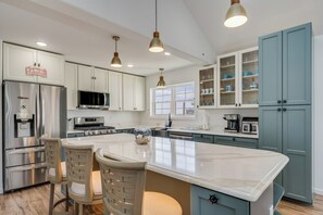 Fridge, microwave, oven, stovetop - Casa del Sol in Captain's Cove Golf & Yacht Club! (Greenbackville)