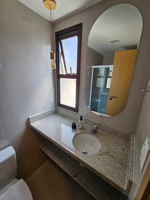 Hair dryer, towels, soap, toilet paper - Bedroom and living room in Ondina, Salvador, Bahia, decorated (Ondina Salvador)