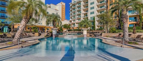 Una piscina cubierta, una piscina climatizada