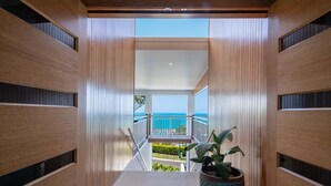 Interior moderno com vista para o oceano.