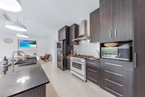 Refrigerador, microondas, horno, lavavajillas