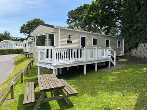 Snowdrop Lovely caravan, veranda and dogs stay free at Rockley Park Poole Dorset