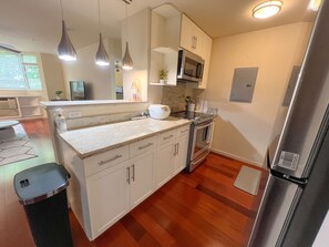 Frigorifero, microonde, forno, piano cottura