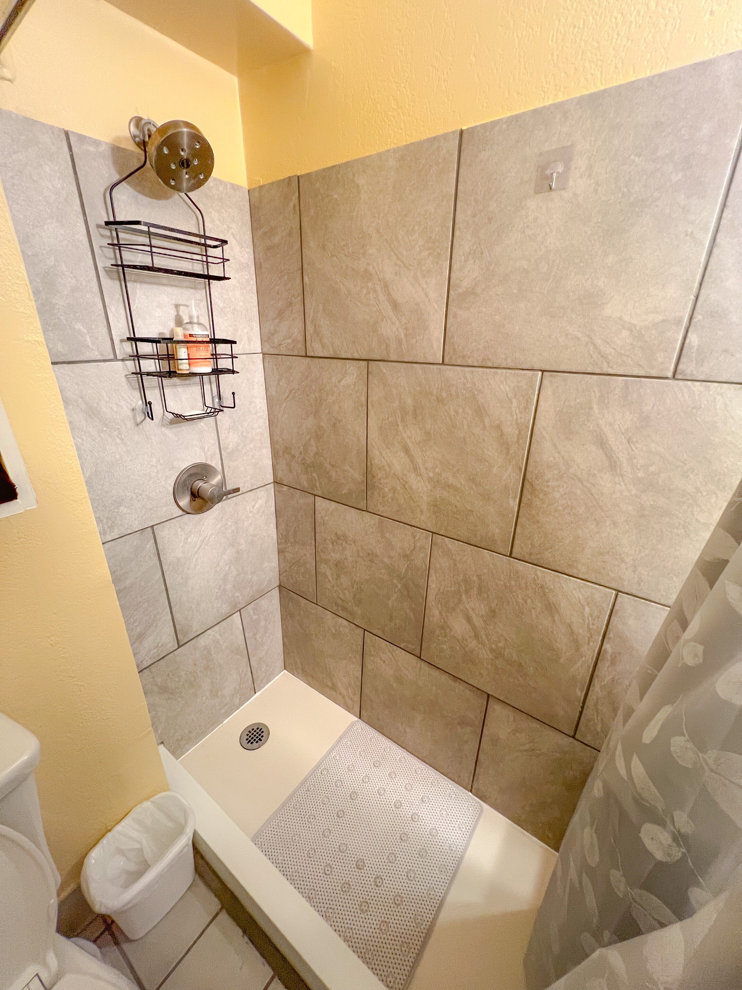 Un baño con ducha, inodoro y lavamanos.