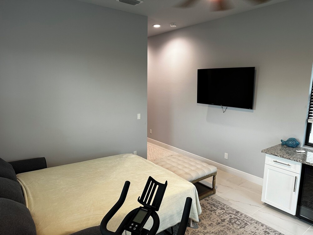 Paradise Tiki Gulf Access, Tiki Bar, Pool & Spa! Spacious 5 bedroom home! Cape Coral Vrbo