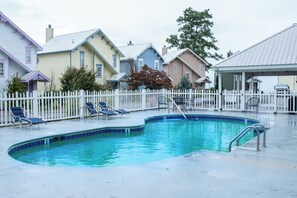 Pool - *Stunning 2BD Cabin w/ Hot Tub! Pool Access + Sauna* (Gatlinburg)