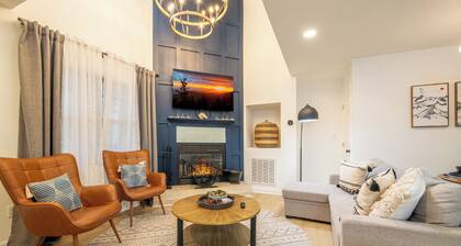 *Stunning 2BD Cabin w/ Hot Tub! Pool Access + Sauna*