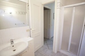 Een douche, een haardroger, een bidet, toiletpapier