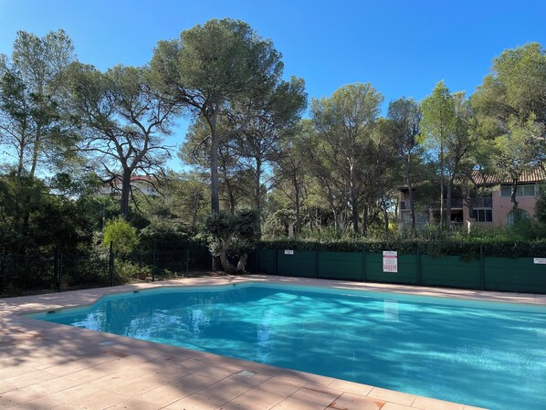 Una piscina al aire libre