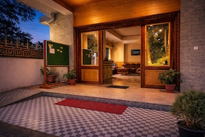 32-inch LED TV with satellite channels - Kunden Fortune Resort Gangtok Near MG Marg (Gangtok)