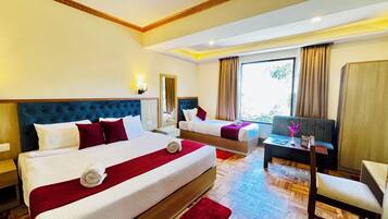 Familierom, fjellutsikt (Suite) | Lydisolert, strykejern/-brett, wi-fi (inkludert) og sengetøy