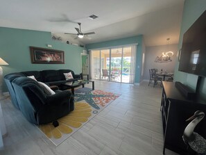 Smart TV, DVD player - The White Egret, Private heated Pool, Fresh Water Canal, Beach, Fishing, WIFI (Cape Coral)
