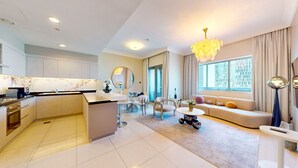 Una habitación de hotel moderna con cocina, comedor y sala de estar.