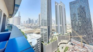Un edificio de gran altura con un diseño arquitectónico moderno, que presenta una fachada curva y una estructura vertical destacada.
