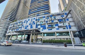 Exterior - Lovely 2BR at The Signature, Downtown Dubai by Deluxe Holiday Homes (Dubai)