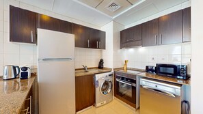 Frigorifero, microonde, forno, piano cottura