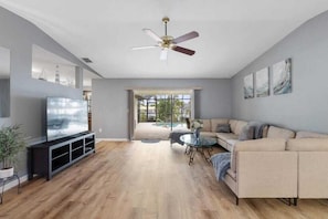 Smart TV, computer monitors - Latitude Adjustment, Elec. Heated Pool, Dock Access for Boating or Fishing, (Port Charlotte)