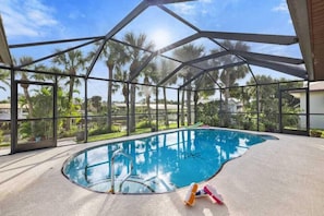 A heated pool - Latitude Adjustment, Elec. Heated Pool, Dock Access for Boating or Fishing, (Port Charlotte)