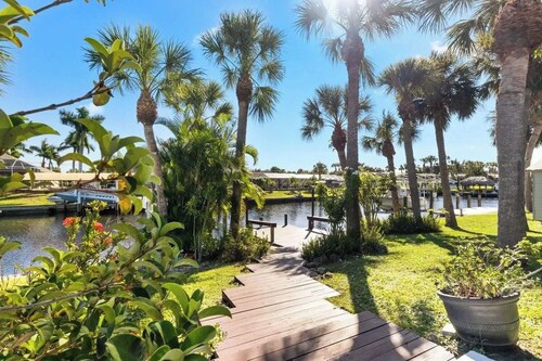 Latitude Adjustment, Elec. Heated Pool, Dock Access for Boating or Fishing,