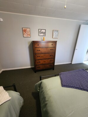 1 bedroom, desk, iron/ironing board, WiFi - Fun 1 bedroom apartment Sophia - The Hamilton Suites (Hamilton)