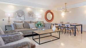 Una sala de estar moderna con sofá, mesa de centro y comedor.