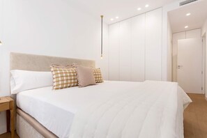 3 bedrooms, iron/ironing board, internet, bed sheets