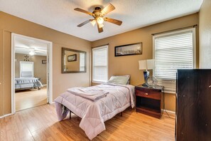 4 bedrooms, iron/ironing board, internet, bed sheets