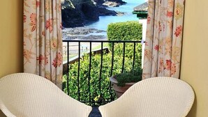 A balcony with a view of a rocky coastline and the sea. - Port Gaverne Hotel (Port Isaac)