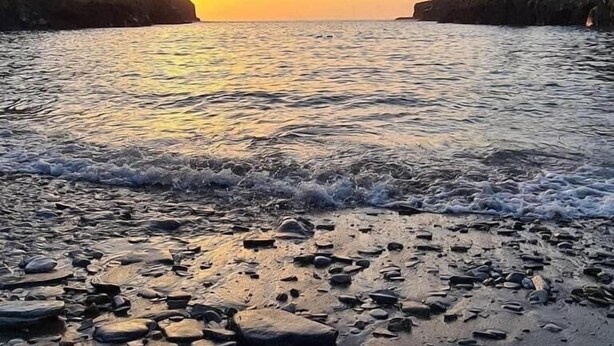 A rocky beach with waves at sunset. - Port Gaverne Hotel (Port Isaac)