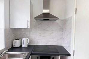 Fridge, microwave, oven, stovetop - Vibrant Studio 30min to Central London & Free Wifi (Wembley)