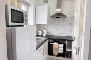 Kjøleskap, mikrobølgeovn, ovn og kokeplater