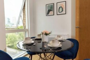 Dining - Stylish 3 Bed Apt Near Downtown & Free Parking (London)