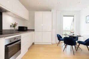 Fridge, microwave, oven, stovetop - Stylish 3 Bed Apt Near Downtown & Free Parking (London)