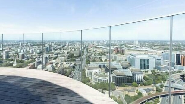Un edificio de gran altura con una vista panorámica de la ciudad.