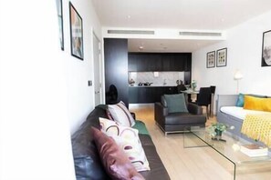 TV, offices - Scenic view 1-Bed Apt Near Downtown with Free Wifi (London)