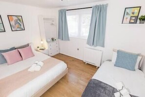2 chambres, fer et planche à repasser, Wi-Fi, draps fournis