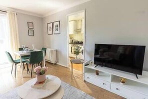 Dining - Tranquil 2 bed Apt Near Downtown & Free Parking (London)