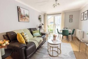 TV - Tranquil 2 bed Apt Near Downtown & Free Parking (London)