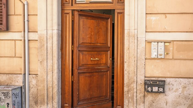 A wooden door with a small window above it, a number '193' on the wall, and a utility box to the left. - Historic center of Rome, 2 steps from the Colosseum (Roma)