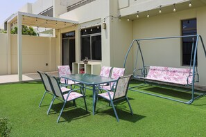 Garden - Luxury 4B and maid's with private garden (Dubai)