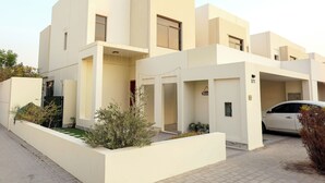 Unclassified image, 3 of 15, button - Luxury 4B and maid's with private garden (Dubai)